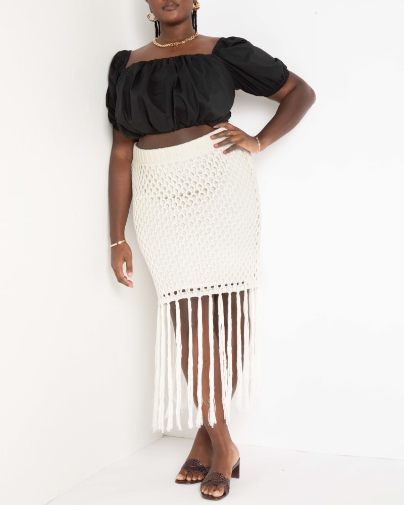 Front of a model wearing a size 14|16 Netted Maxi Skirt in Vanilla Ice by ELOQUII. | dia_product_style_image_id:294224